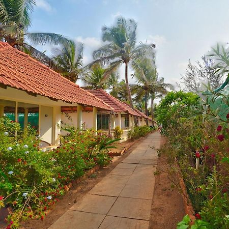 Morjim Holiday Beach Resort Extérieur photo