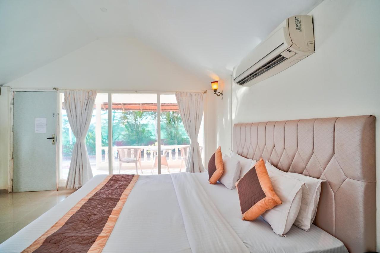 Morjim Holiday Beach Resort Extérieur photo