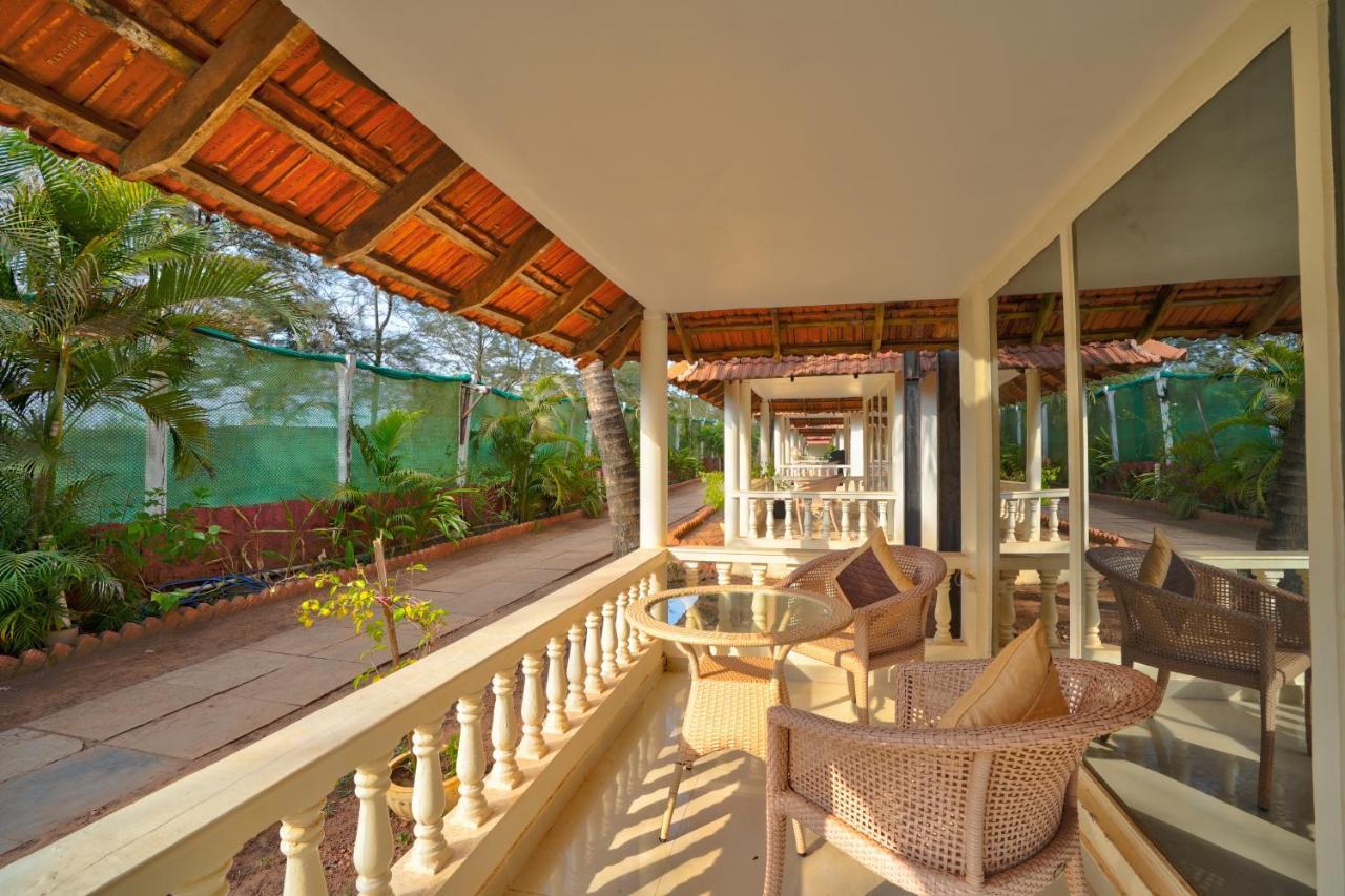 Morjim Holiday Beach Resort Extérieur photo