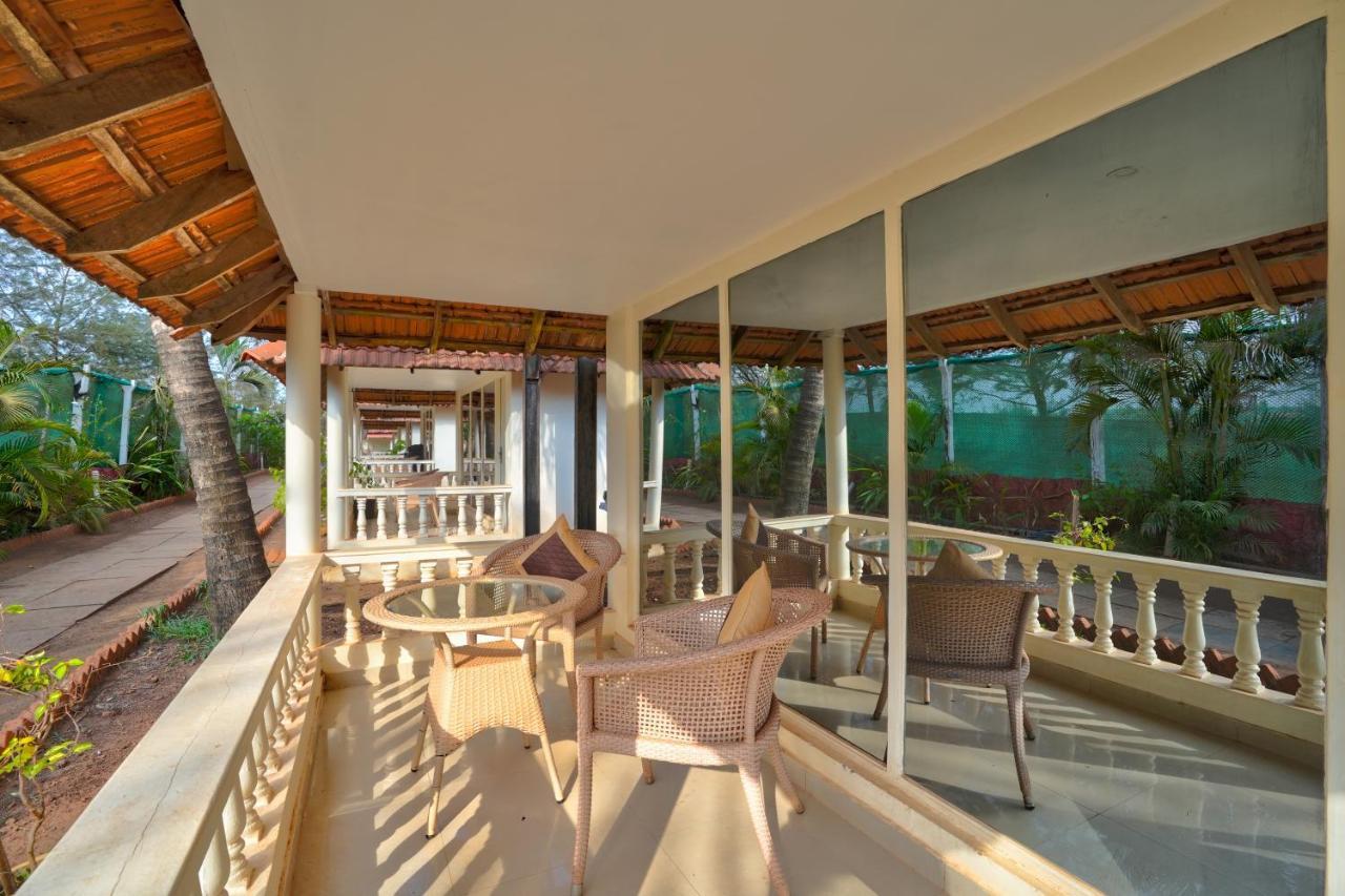 Morjim Holiday Beach Resort Extérieur photo