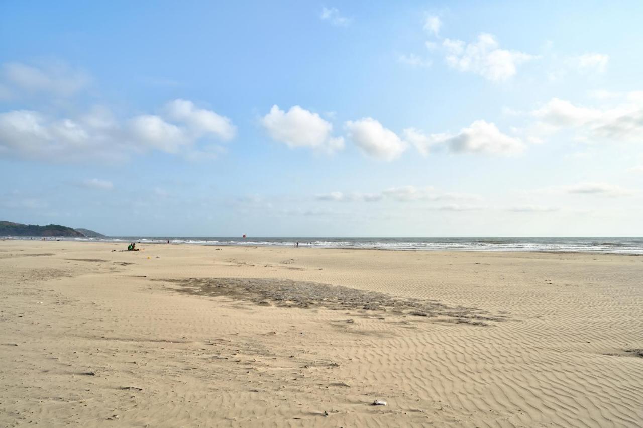 Morjim Holiday Beach Resort Extérieur photo